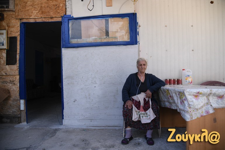 Ηλικιωμένη κυρία που διαμένει στο καταυλισμό, με πρόβλημα υγείας, έξω από τον οικίσκο