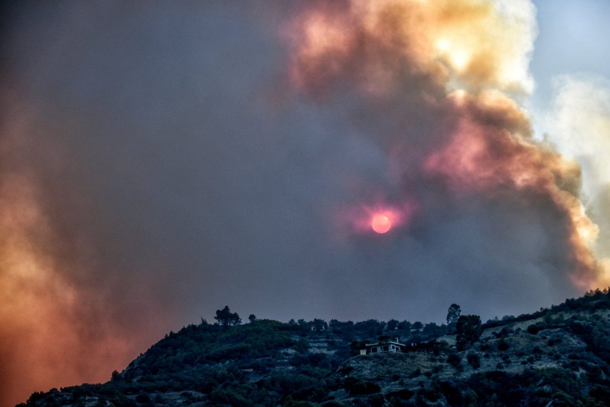 Καταστροφική φωτιά πλήττει το Ξυλόκαστρο Κορινθίας και απειλεί τις γύρω περιοχές