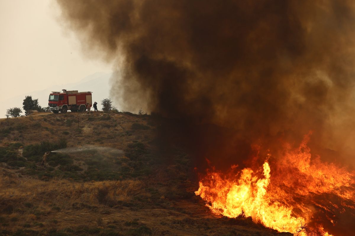 Φονική πυρκαγιά στην Κορινθία με εκκενώσεις και επιχείρηση κατάσβεσης σε εξέλιξη