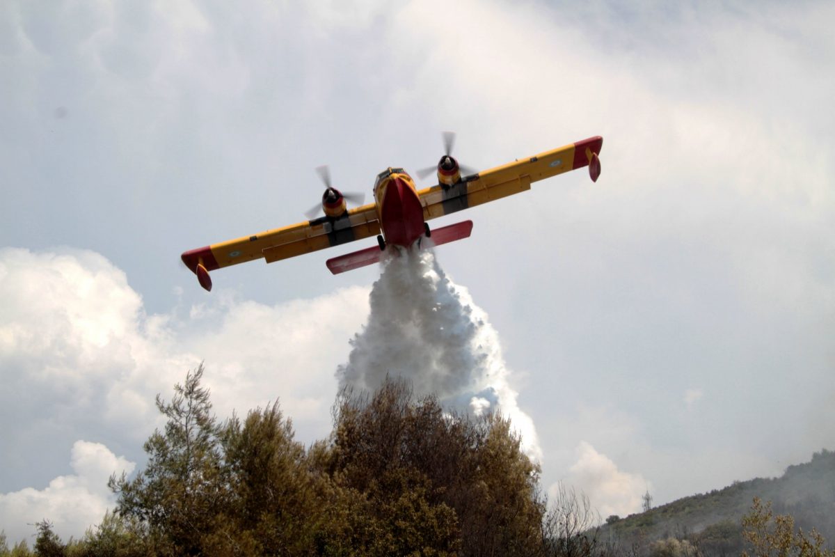 Αναγκαστική προσγείωση πυροσβεστικού αεροσκάφους κοντά στη λίμνη Μαραθώνα